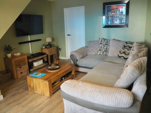 Popular Airbnb listing: Homely 2-bedroom retreat, steps from the beach in Perranzabuloe