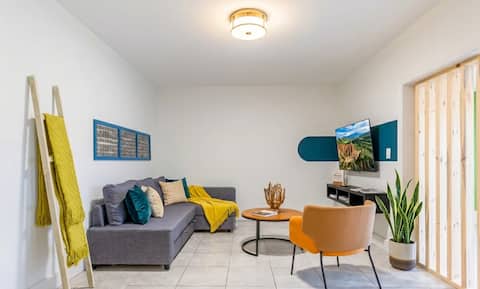 Top performing Airbnb: Sleeps 8! Prime Location in Central Miami in Curtis Park
