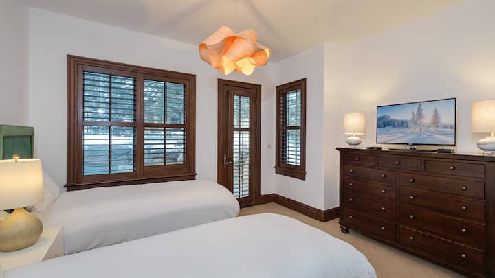 Bedroom 5, Lower Level - Two twin beds