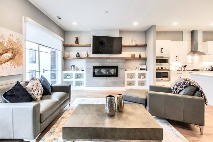 TWO LUXURIOUS townhome🏅2 Rooftop/15 Beds/Sleep 20+ gallery image 3