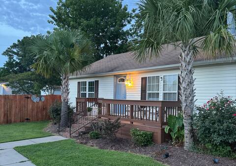 *Clean *fenced yard  * close to intercoastal