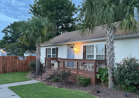 *Clean *fenced yard  * close to intercoastal