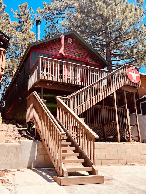 Open Concept w Hot Tub, Kayaks, & Mountain View’s