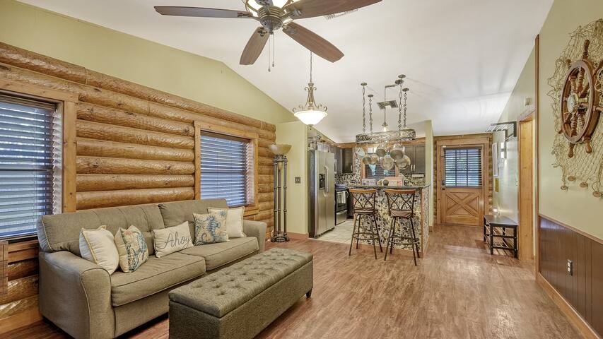Rainforest Shower, Fireplace, BBQ, Private Yard!