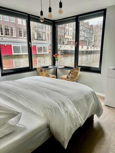 Top Airbnb: Boutique Suite on the Water- Prinsengracht in Elandsgrachtbuurt