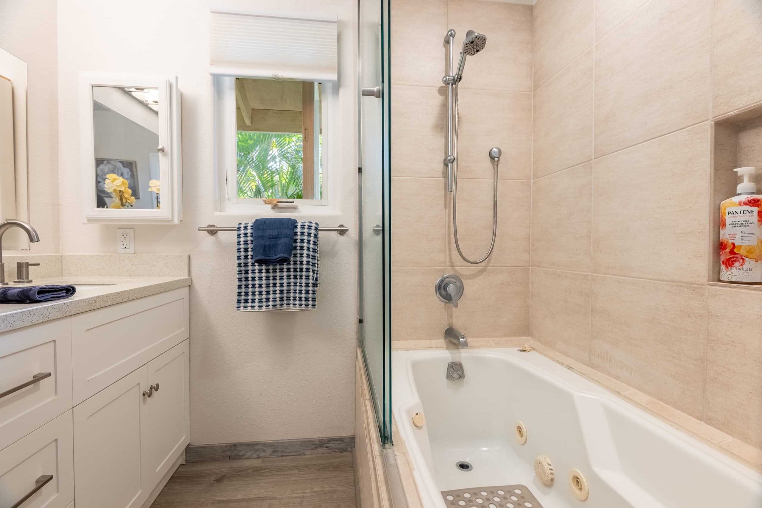 Home in Kailua-Kona · ★4.97 · 2 bedrooms · 2 beds · 1.5 baths - Image 26