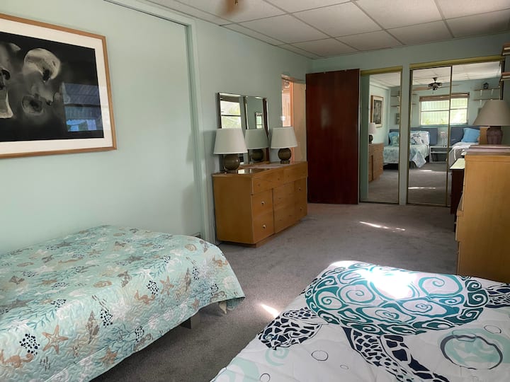 נוף לחדר השינה הראשי ולארון.