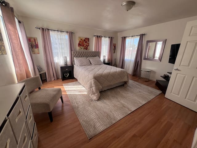 Sunshine HOME Near Park and Studios