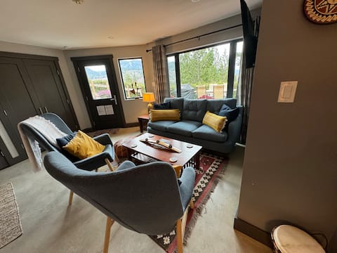 Popular Airbnb listing: Cozy Private Guest Suite.Squamish, BC. Great Views in Squamish Lillooet