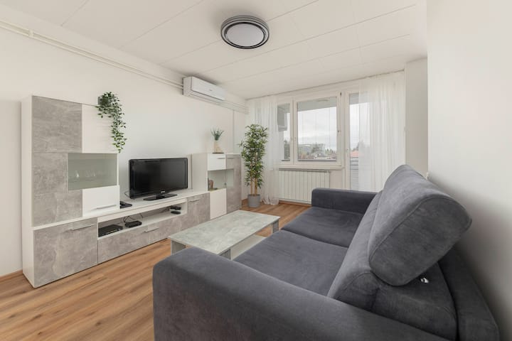 Bh Rose | Modern Apartment With Balcony - Liubliana
