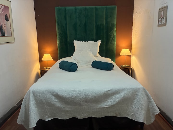 חדר נחמד עם מיטת קווין סייז 