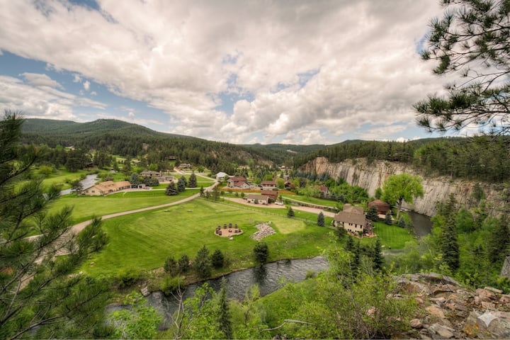 Cliff Cabin with Private Hot Tub and Epic Views