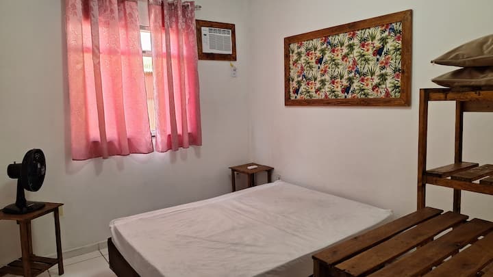 Soba s bračnim krevetom i klima-uređajem.