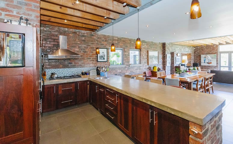 Spacious 3 Bedroom home with pool gallery image 4