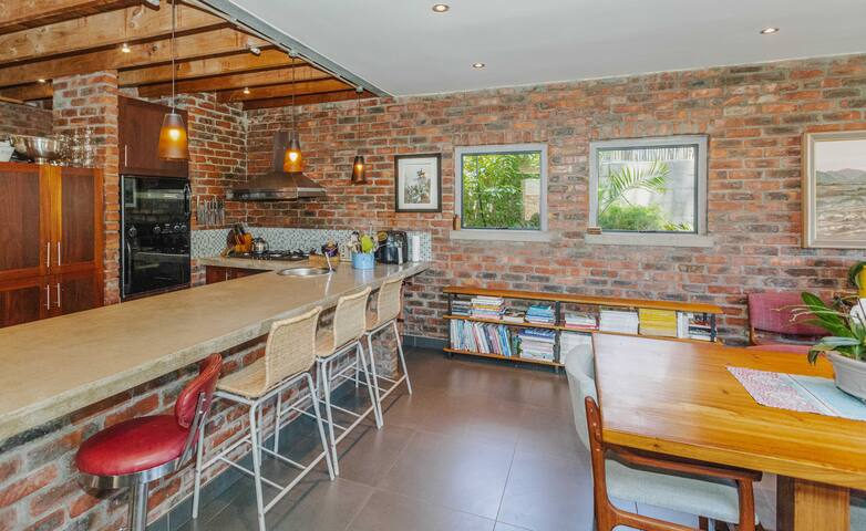 Spacious 3 Bedroom home with pool gallery image 3