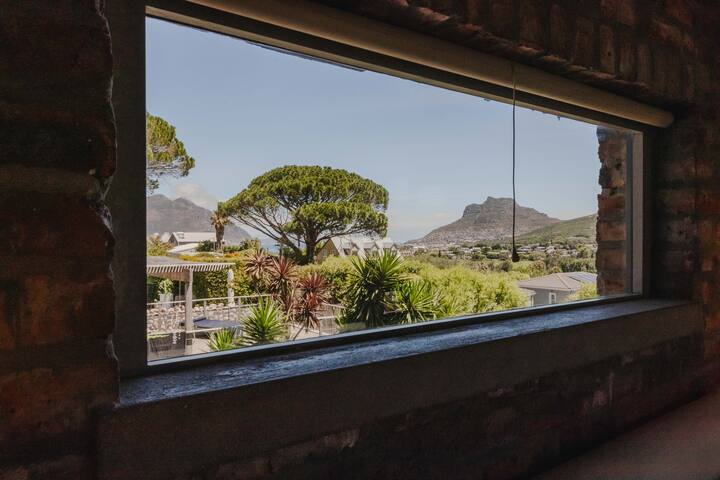 Spacious 3 Bedroom home with pool gallery image 2