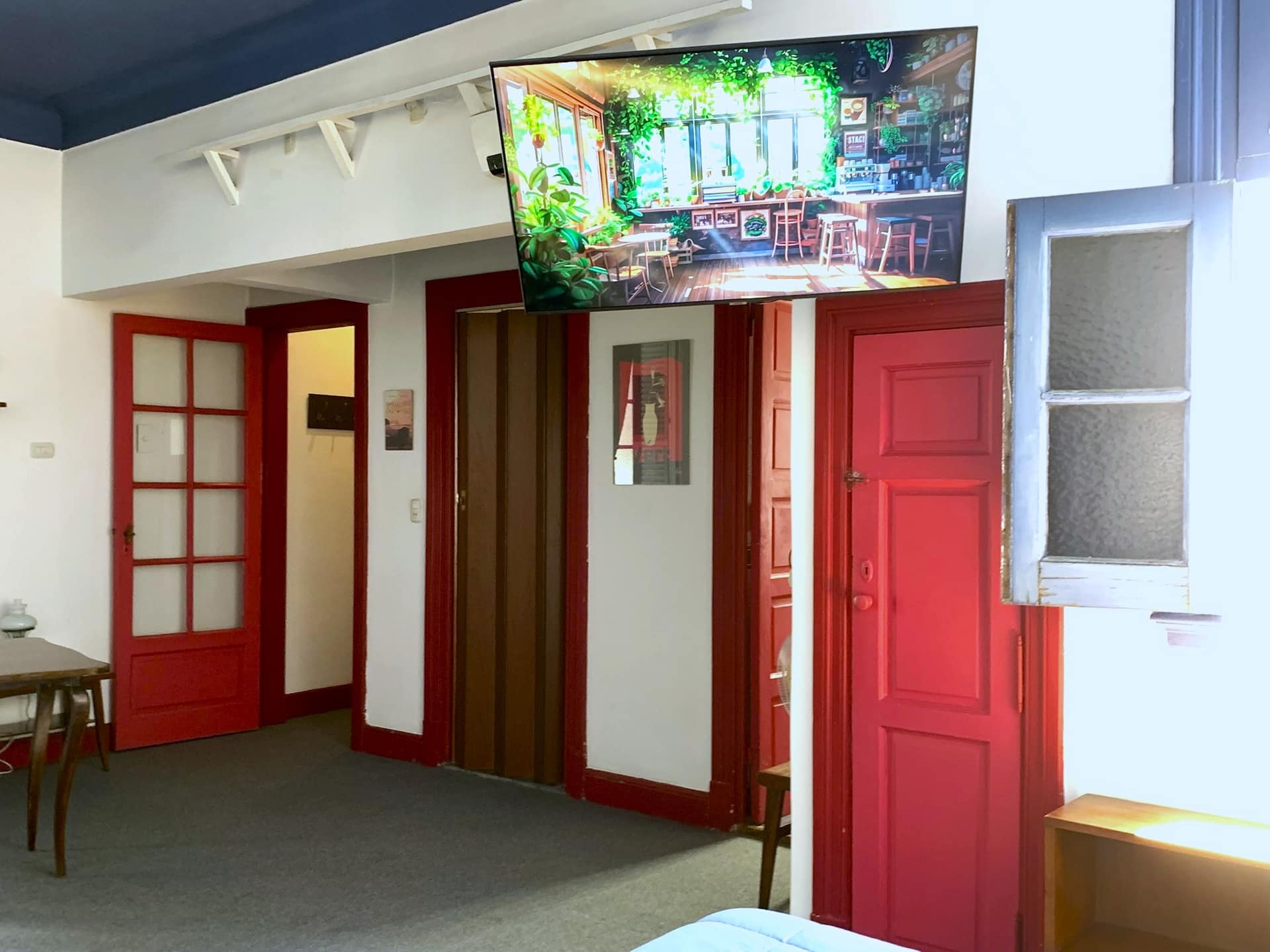 A spacious and bright studio. Filmmaker Look & Feel