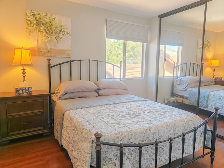 Ნათელი ოთახი Queen-ის ქაფის ჰიბრიდული მატრასით. Ღამით კი კომფორტული ძილისთვის შავი ჟალუზები გვაქვს. 