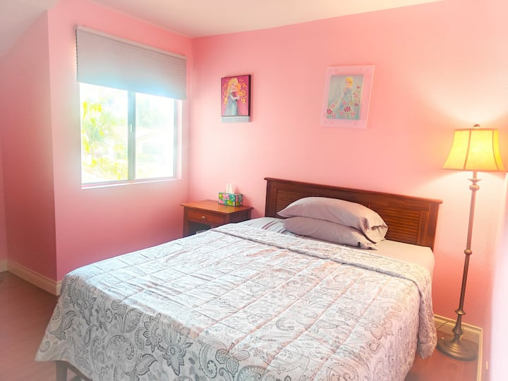 Გაყინული თემატური ოთახი მეხსიერების ქაფის საწოლითა და სრული ზომის კარადით.