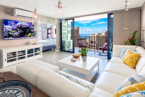 Ocean-view corner suite w/ pool & parking