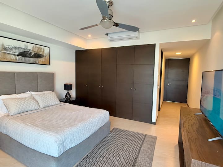 Second Room :
** 1 Queen-size bed, 
** 50 'Smart TV
** 1 Full Bath,
** Clóset, 
** Sofa,
** Minisplit Type Techo and Air Conditioning Fan, 
** Blinds and Curtain Opaque,
** Terraza Con Vista a La Ciudad.