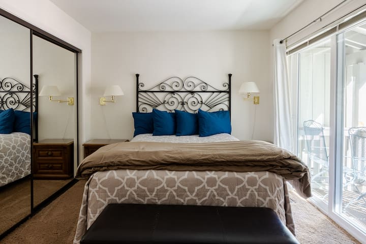 საწოლი 150‑179 სმ, პირადი აივანი, ხედი ტყეზე და აბაზანა‑ტუალეტი ჰიდრომასაჟიანი აბაზანითა და საშხაპით