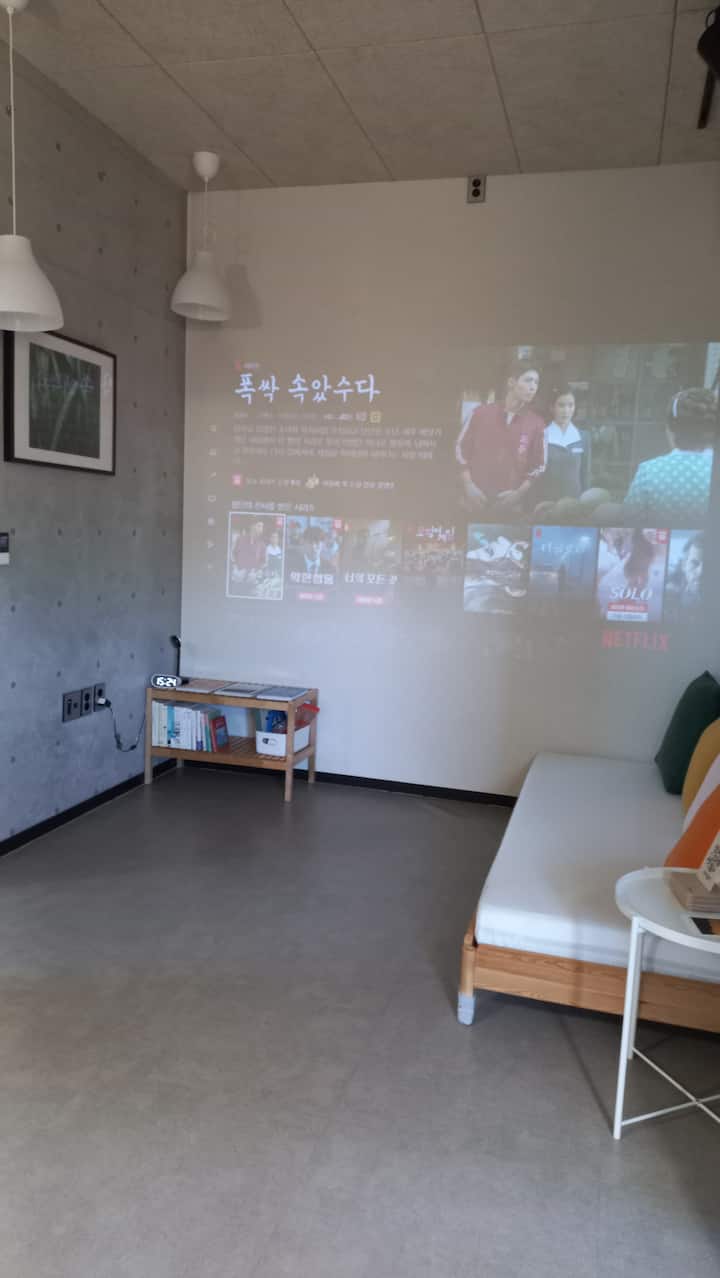 Прекарайте вечерта с 120-инчов екран, който изпълва стените ви