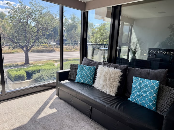 โซฟาเบดขนาดควีนไซส์ - มีผ้าปูที่นอนและผ้ารองกันเปื้อนให้