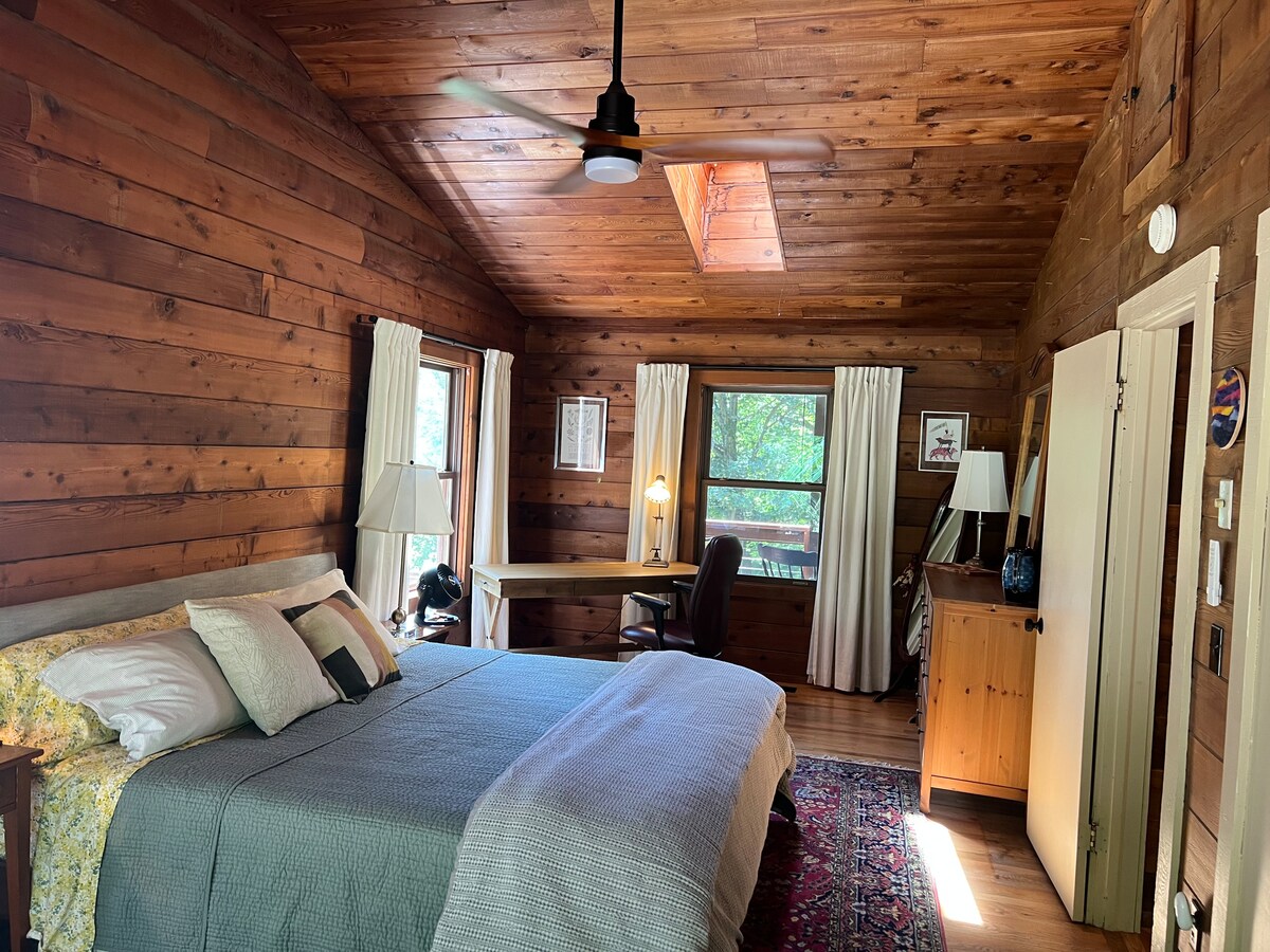 Veľká manželská posteľ
Stôl na prácu na diaľku s výhľadom na prírodu. 