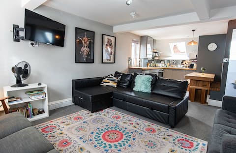 Popular Airbnb listing: Central Adjacent Coach Houses, sleeps 15, Parking in Ruddington