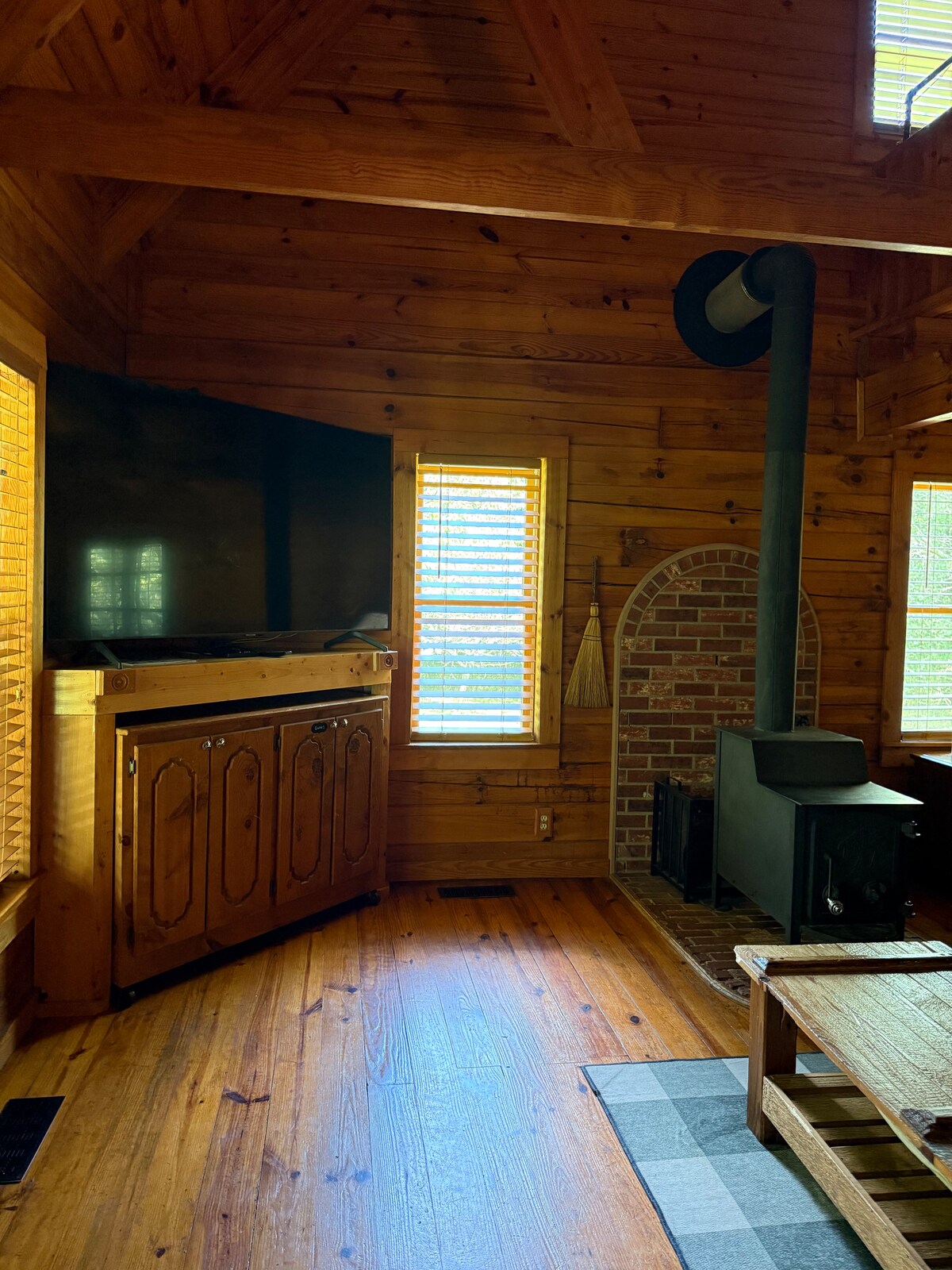 Rustic Cabin in Lovely Wooded Setting