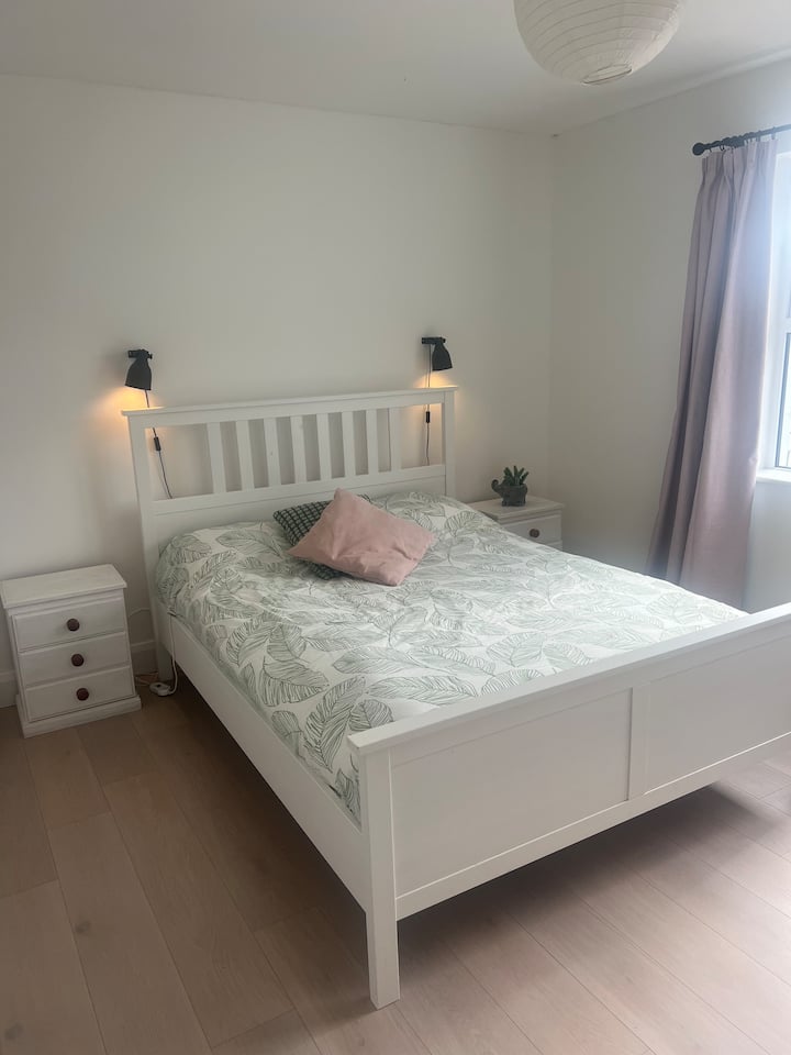 Lit King Size, tables de chevet, armoire avec espace pour suspendre et plier les vêtements. Plus un espace de travail dédié et une salle de douche attenante avec douche électrique. La chambre donne sur la terrasse ensoleillée.