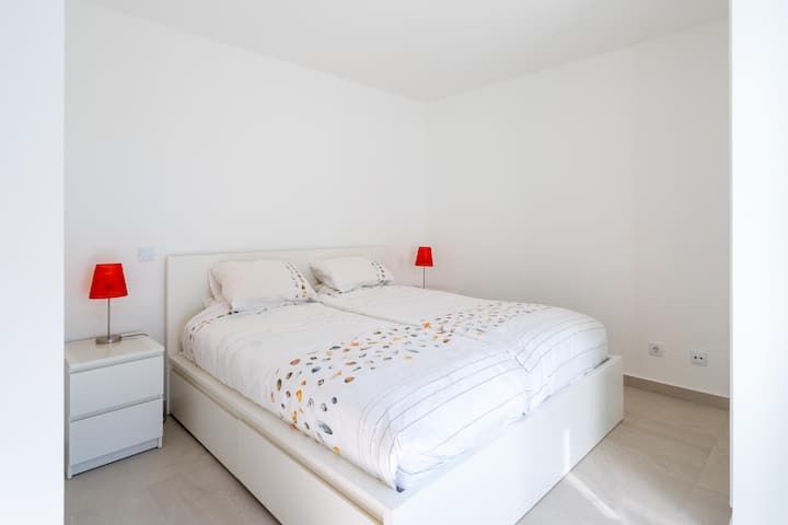 Schlafzimmer im Erdgeschoss, viel Stauraum und kühl mit französischen Türen zur Terrasse, zum Garten und zum Pool.