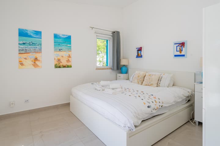 Hauptschlafzimmer, neben dem Badezimmer mit französischen Türen zur oberen Terrasse. Tisch mit 6 Stühlen auf der Terrasse