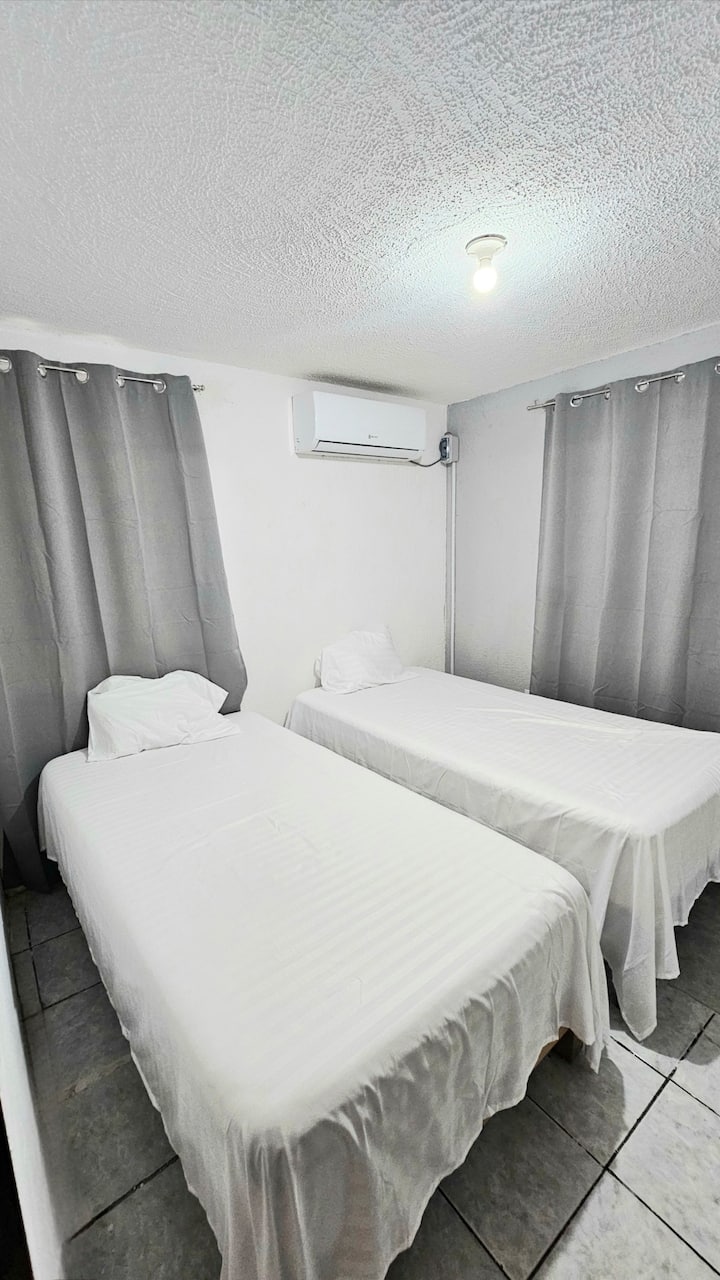 Equipado com duas camas de solteiro e um mini-split, este quarto é perfeito para um descanso confortável. Ideal para amigos ou familiares que viajam com você.