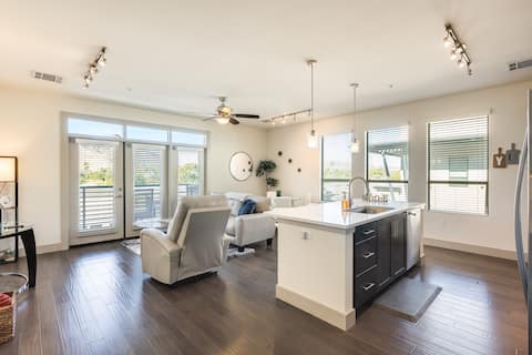 Top performing Airbnb: Stunning Penthouse Mtn Views in Old Town - C-82 in Scottsdale
