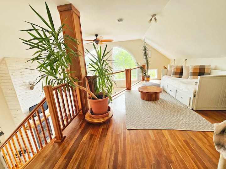 זה הלופט המגוון והמרווח שלנו, המקום המושלם לכל מה שתצטרכו! להירגע עם ספר טוב, לעסוק בתחרות ידידותית עם אוסף משחקי הלוח שלנו, או להישאר פרודוקטיבי ולעבוד מרחוק.