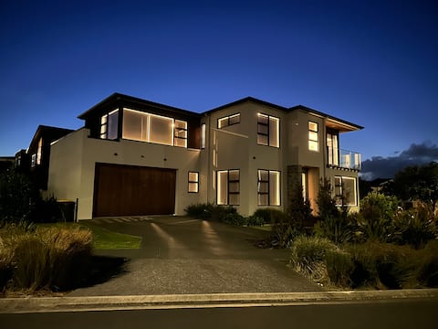 Auckland - Playground - Brand New Luxury Seaview Room (Long-Term)