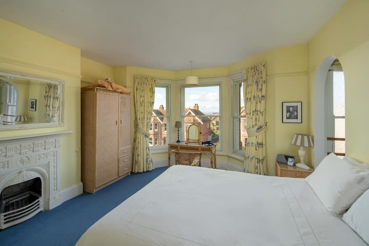 La recámara principal, con cama king y baño privado, ofrece vistas maravillosas al Solent. También hay espacio adicional para guardar ropa justo afuera, en el rellano.