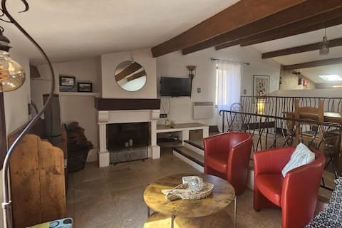 Annonce Airbnb populaire: Authentic Old Antibes Duplex with Seaview Terrace à Antibes