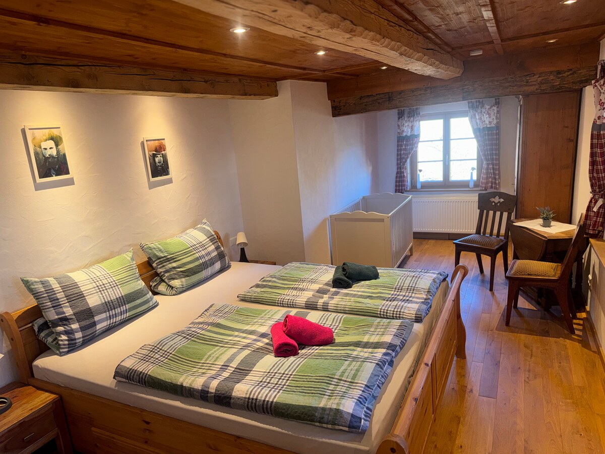 Oben Zimmer mit Doppelbett