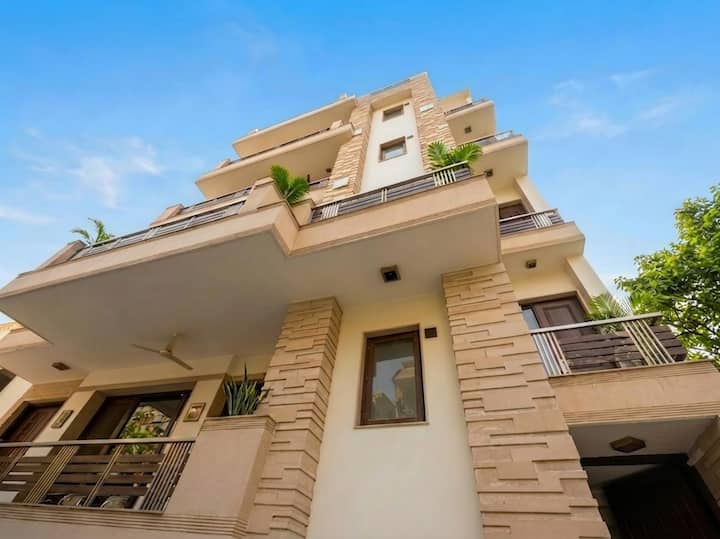 Beautiful 4 Bedrooms Chopras Apartment - Delhi