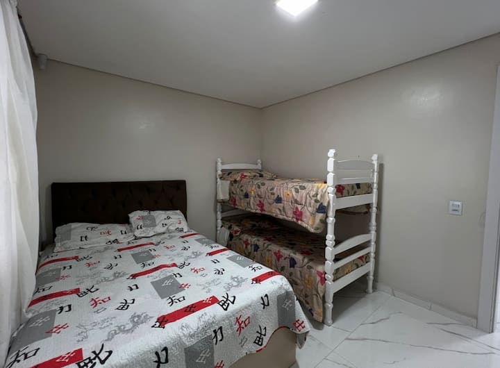Táto izba má 1 manželskú posteľ, poschodovú posteľ a 2 prístelky.

V tejto izbe môže spať 6 ľudí.

V tejto izbe nie je klimatizácia, len ventilátor.