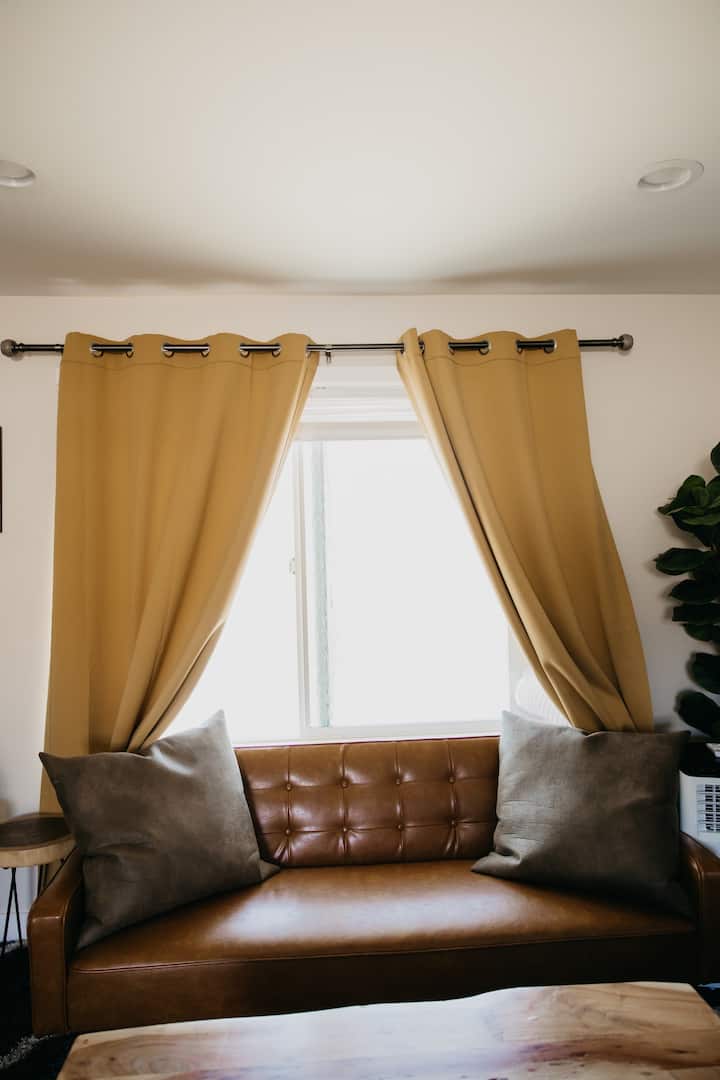 Skutočný príbeh Natalie strávila viac ako 9 mesiacov plánovaním usporiadania nábytku v tomto priestore tak, aby vyhovovala všetkým funkciám obytného priestoru, pracovného priestoru a priestoru na jedenie. Myslíme si, že to dopadlo skvele!