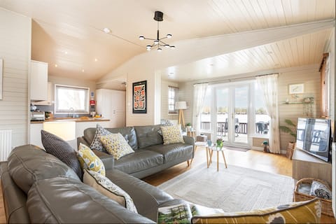 Top Airbnb: Keer Lodge a lakeshore haven @ Pine Lake Resort in Warton