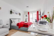 Nové Malešice Stylish Apartment + parking & balcony - Apartment with Balcony