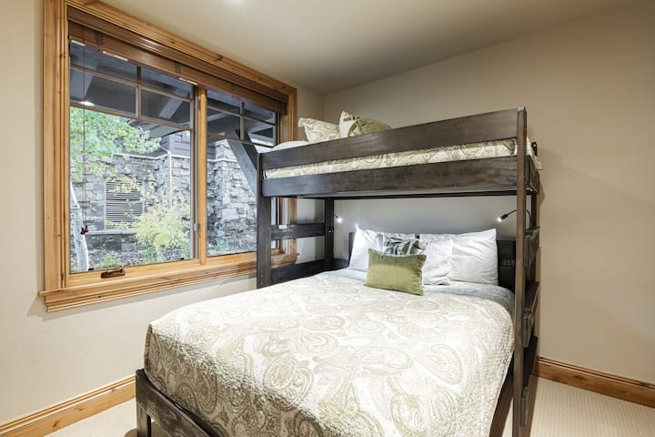 Dormitorio 4 - Habitación con literas - Literas individuales sobre camas tamaño queen, TV inteligente y baño privado
