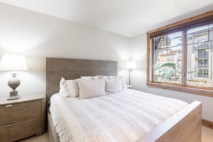 Dormitorio principal 2 con cama tamaño king, TV inteligente y baño privado.