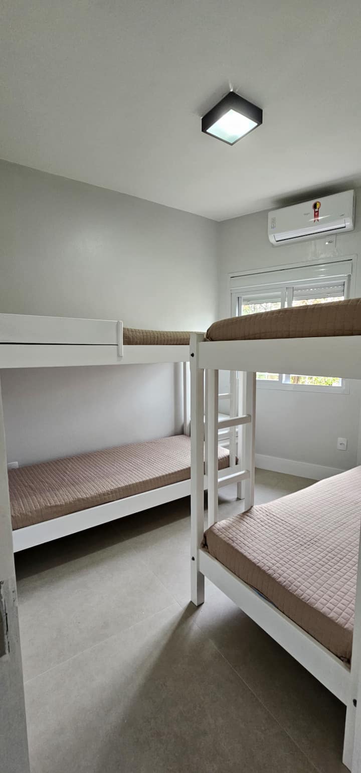Chambre avec deux lits superposés et climatisation séparée