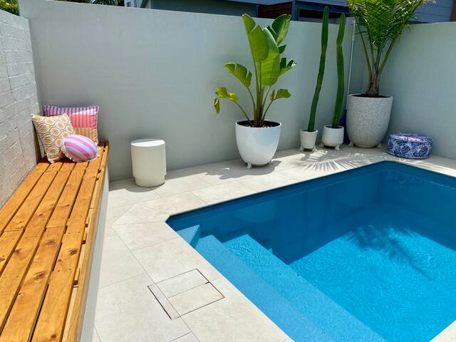 Valos Villa – 100m to beach with private plungie gallery image 3